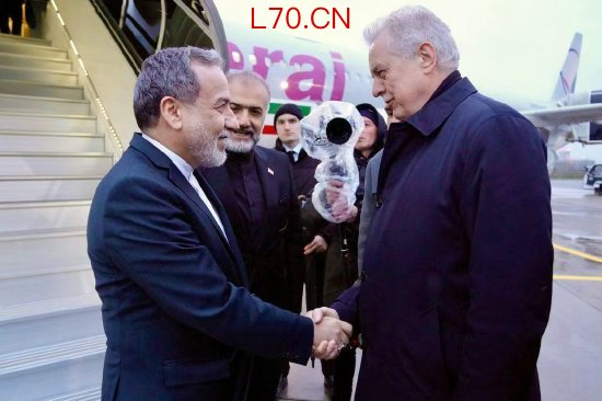 伊朗外交部长阿巴斯·阿拉格齐 （左）于4月27日抵达俄罗斯圣彼得堡，伊朗国家媒体发布照片。