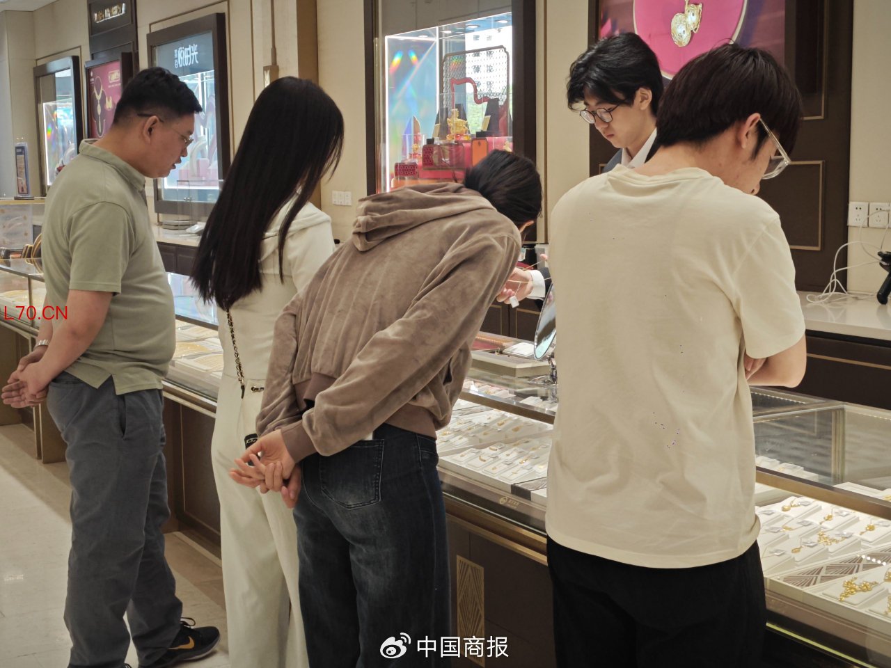 消费者选购金饰品。