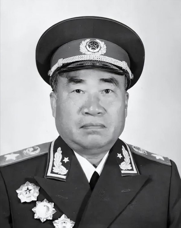 五大书记中，只有一个人出身于穷苦家庭，竟是这位开国元勋